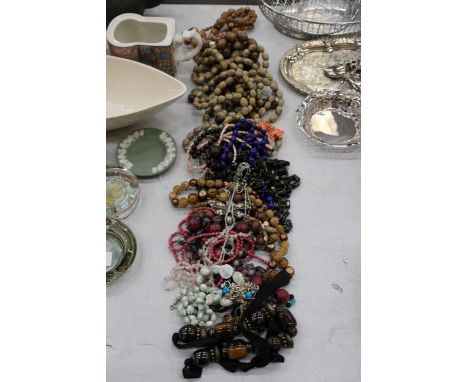A LARGE QUANTITY OF VINTAGE NECKLACES 