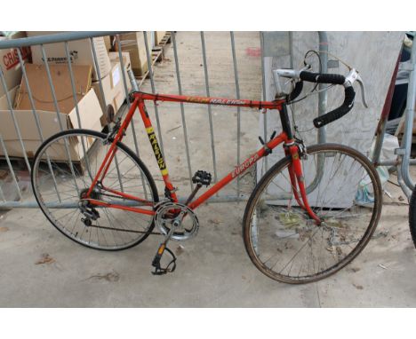 A VINTAGE RALEIGH EUROPA ROAD BIKE WITH 12 SPEED GEAR SYSTEM (NO SEAT) 