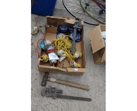 AN ASSORTMENT OF TOOLS TO INCLUDE AN ANGLE GRINDER, RECORD STILSENS AND CUTTING DISCS ETC 