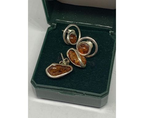 TWO PAIRS OF SILVER AND AMBER EARRINGS IN A PRESENTATION BOX 