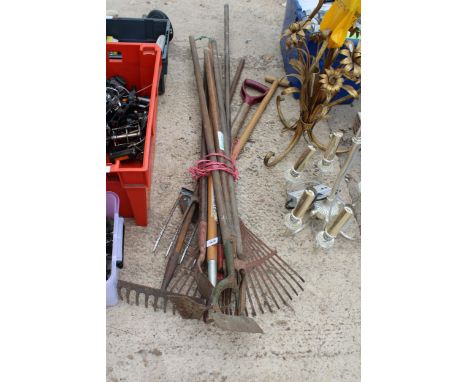 AN ASSORTMENT OF GARDEN TOOLS TO INCLUDE RAKES AND HOES ETC 