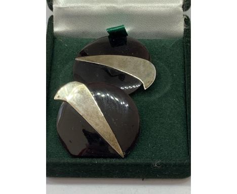 A PAIR OF SILVER AND AGATE EARRINGS IN A PRESENTATION BOX 