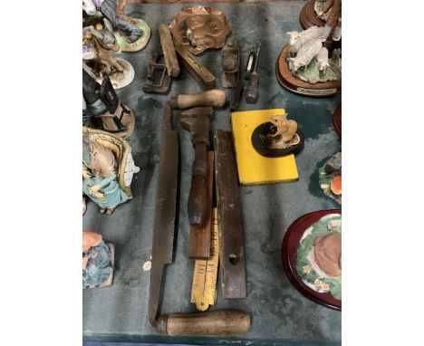 A QUANTITY OF MIXED VINTAGE TOOLS, SPIRIT LEVELS AND MEASURING TOOLS ETC 