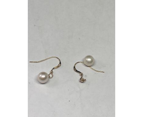 A PAIR OF MARKED 14K PEARL EARRINGS (A/F) 