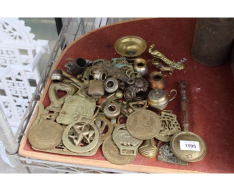 AN ASSORTMENT OF VINTAGE BRASS ITEMS TO INCLUDE MINIATURE JUGS, HORSE BRASSES AND ANIMAL FIGURES ETC 