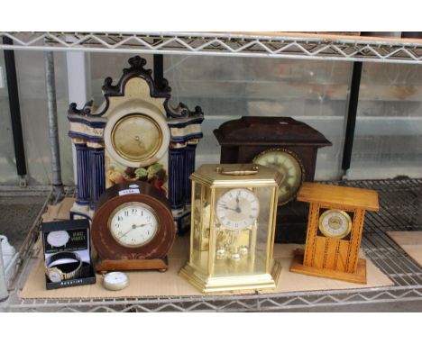 AN ASSORTMENT OF VINTAGE CLOCKS TO INCLUDE A CERAMIC MANTLE CLOCK, AN ANIVERSARY CLOCK AND A POCKET WATCH ETC 