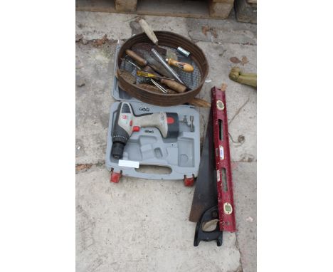 AN ASSORTMENT OF TOOLS TO INCLUDE DRILLS, DRILL BITS AND A BATTERY CHARGER ETC 