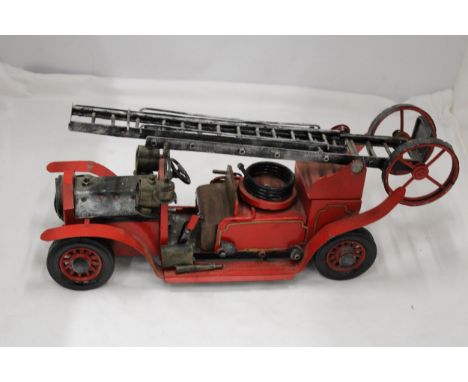 A 1930'S STEEL AND TIN PLATE FIRE ENGINE, LENGTH 41CM 