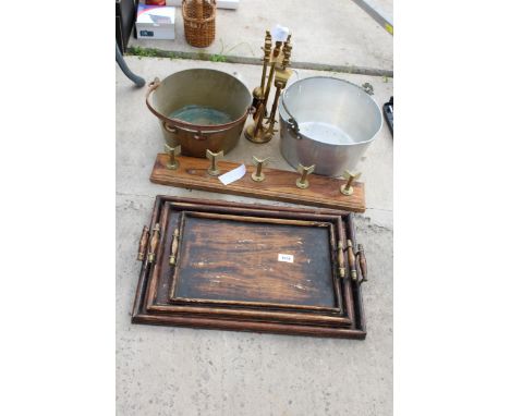 AN ASSORTMENT OF VINTAGE ITEMS TO INCLUDE THREE GRADUATEDWOODEN TRAYS, A BRASS JAM PAN AND A BRASS COMPANION SET ETC 