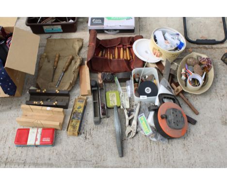AN ASSORTMENT OF TOOLS TO INCLUDE CHISELS, RASPS AND GUAGES ETC 