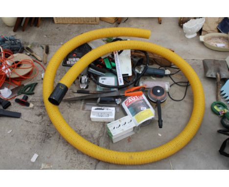 AN ASSORTMENT OF TOOLS TO INCLUDE A WALL PAPER STRIPPER, A BOSCH ANGLE GRINDER AND TROWELS ETC 