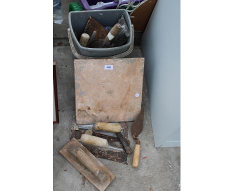 AN ASSORTMENT OF PLASTERING TOOLS TO INCLUDE TROWELS ETC 