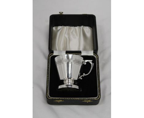 A VINTAGE SILVER PLATED CHRISTENING CUP IN THE ORIGINAL PRESENTATION BOX 