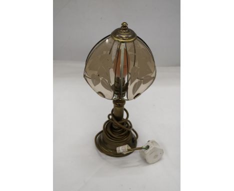 A VINTAGE STYLE, BRASS TABLE LAMP, WITH COLUMN BASE AND A GLASS SHADE, HEIGHT 36CM 