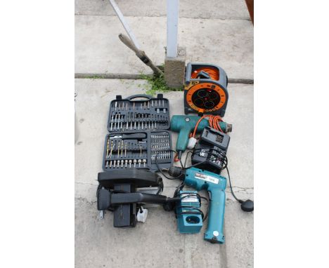 AN ASSORTMENT OF TOOLS TO INCLUDE A MAKITA DRILL, A RIP SAW AND A DRILL BIT SET ETC 