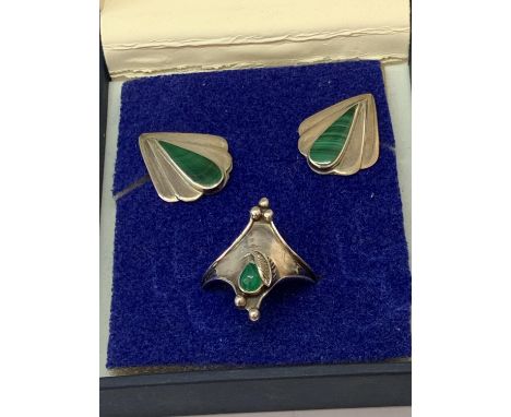 A SILVER GREEN STONE RING AND EARRINGS IN A PRESENTATION BOX 