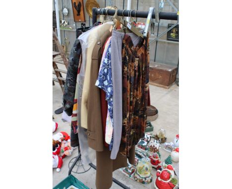 AN ASSORTMENT OF VINTAGE LADIES CLOTHING (RAIL NOT INCLUDED) 