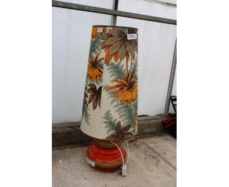 A DECORATIVE TABLE LAMP WITH FLORAL SHADE 