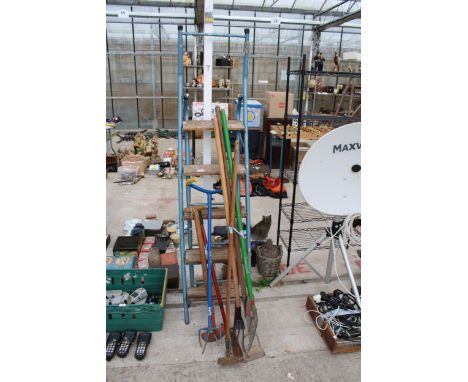 AN ASSORTMENT OF GARDEN TOOLS TO IBNCLUDE SHEARS, A STEP LADDER AND RAKES ETC 