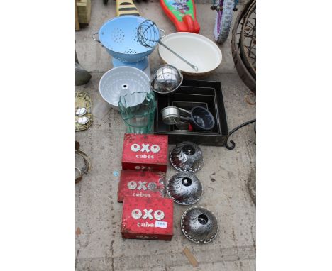 AN ASSORTMENT OF VINTAGE ITEMS TO INCLUDE OXO TINS, A MIXING BOWL AND A JELLY MOLD ETC 