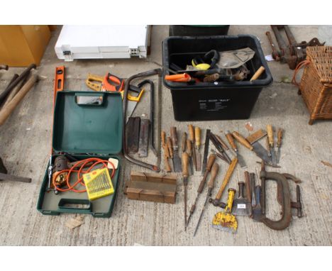 AN ASSORTMENT OF TOOLS TO INCLUDE G CLAMPS, CHISELS AND SAWS ETC 