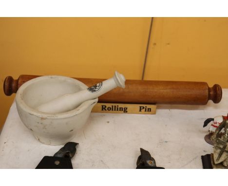 A MASON CASH CERAMIC PESTLE AND MORTAR AND A 'GOURMET' ROLLING PIN AND STAND 