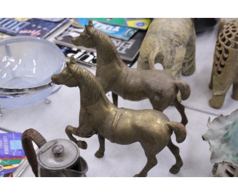 A PAIR OF LARGE VINTAGE BRASS TROTTING HORSES, HEIGHT 21CM, LENGTH 22CM 