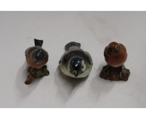 TWO BESWICK BIRDS TO INCLUDE A CHAFFINCH AND A ROBIN TOGETHER WITH GOEBEL SPARROW 