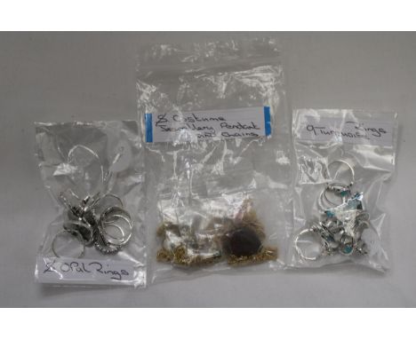 A QUANTITY OF COSTUME JEWELLERY TO INCLUDE OPAL AND TURQUOISE RINGS, PENDANTS AND CHAINS 