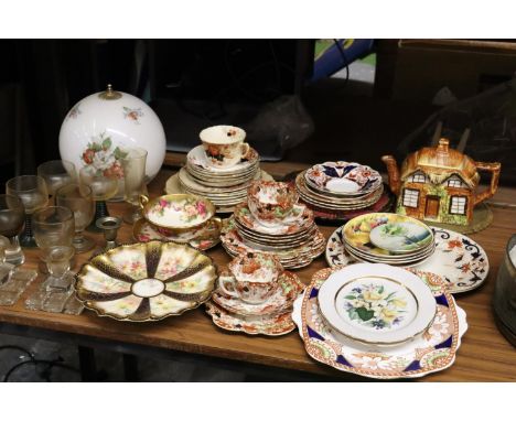 A LARGE QUANTITY OF TEAWARE, ETC TO INCLUDE VINTAGE CUPS, SAUCERS AND SIDE PLATES, A COTTAGE TEAPOT, A VINTAGE GLASS LAMP SHA