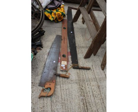 AN ASSORTMENT OF VINTAGE TOOLS TO INCLUDE A CROSS CUT SAW AND A SPIRIT LEVEL ETC 