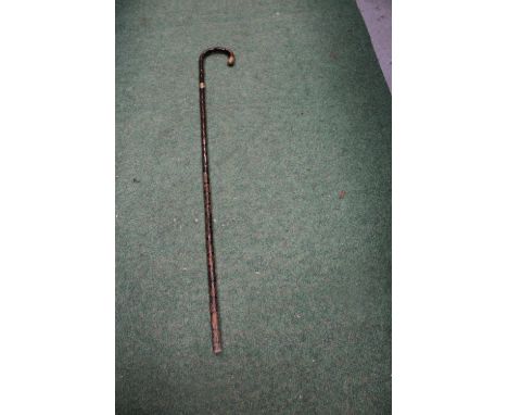 A VINTAGE WALKING STICK WITH 9 CARAT GOLD FINIALS 