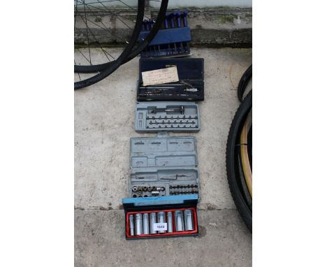 AN ASSORTMENT OF TOOLS TO INCLUDE A SOCKET SET AND ALAN KEY SET ETC 