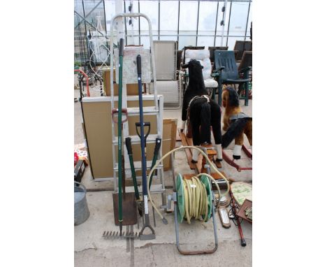 AN ASSORTMENT OF GARDEN TOOLS TO INCLUDE A SPADE, A FORK AND A STEP LADDER ETC 