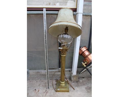 A VINTAGE HEAVY BRASS TABLE LAMP WITH SHADE (A/F) 