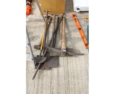 AN ASSORTMENT OF GARDEN TOOLS TO INCLUDE SPADES, A PICK AXE AND A SLEDGE HAMMER ETC 