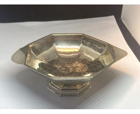 A HALLMARKED BIRMINGHAM SILVER OCTAGONAL DISH ON A PEDESTAL BASE GROSS WEIGHT 98.85 GRAMS 