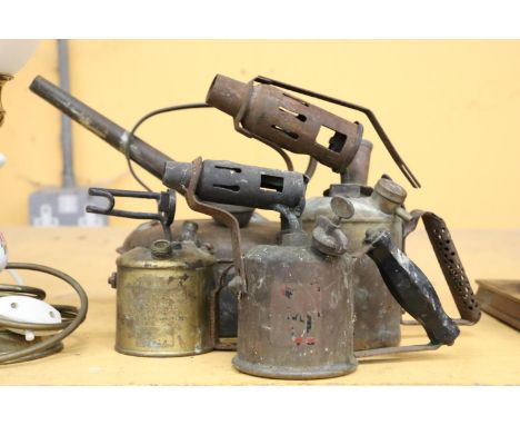 THREE VINTAGE BRASS BLOW LAMPS PLUS A VINTAGE OIL CAN 