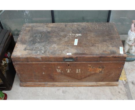 A VINTAGE PINE LIDDED TOOL CHEST 