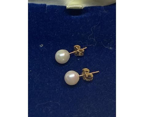 A PAIR OF 9 CARAT GOLD ANDPEARL EARRINGS IN A PRESENTATION BOX 
