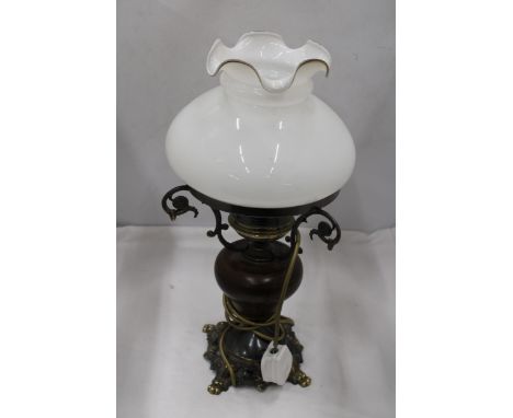 A VINTAGE STYLE TABLE LAMP IN THE STYLE OF AN OIL LAMP, WITH FLUTED GLASS SHADE, WOODEN MIDDLE AND METAL BASE, HEIGHT 47CM 