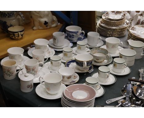 A QUANTITY OF TEACUPS AND SAUCERS TO INCLUDE ROYAL DOULTON "FANTASIA", WEDGWOOD, ROYAL ADDERLEY, ETC., 