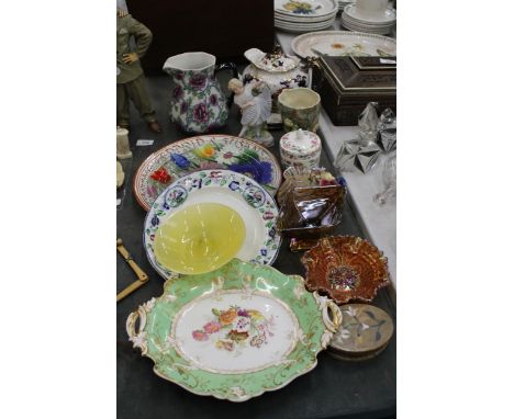 A MIXED LOT OF VINTAGE COLLECTABLE ITEMS TO INCLUDE A WEDGWOOD TEAPOT AND STAND, LOSOL WARE JUG, RADCLIFFE VASE, GLASSWARE, P