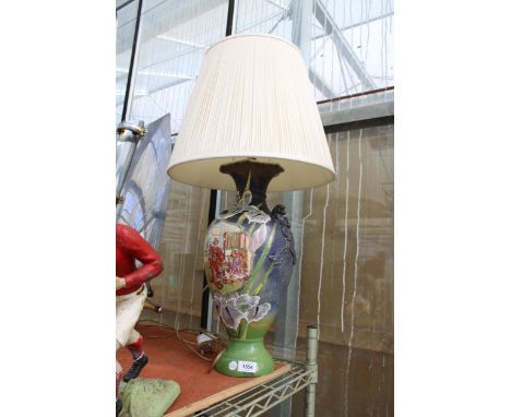 A DECORATIVE FLORAL CERAMIC TABLE LAMP WITH SHADE 