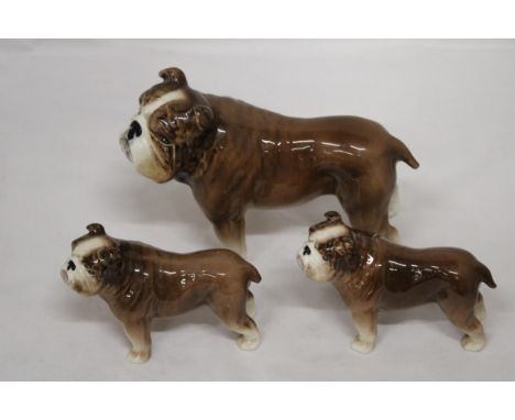 THREE VINTAGE SYLVAC BRITISH BULLDOGS - LARGE (TAIL A/F), TWO SMALL (ONE TAIL A/F) 