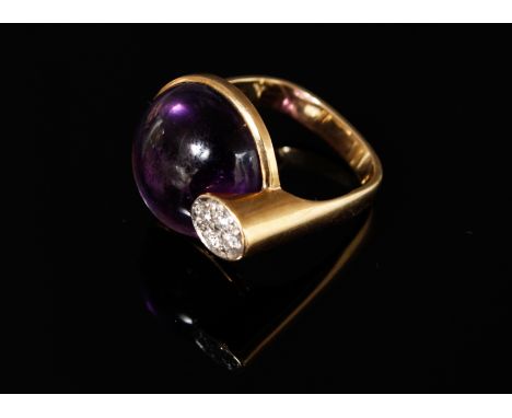 Gelbgold, Amethyst-Cabochon und 4 kleine Brillanten an seitlichem ovalem Steg, in der Schiene gestempelt H&amp;R, 60, Ringgrö