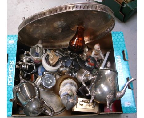 A collectors lot comprising silver plated items to include a gallery tray and plated flatware, clocks and decorative ceramics