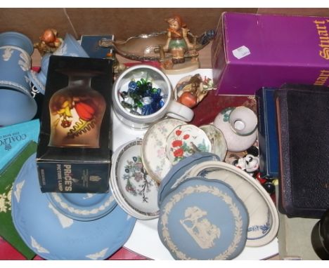 A mixed collectors lot to include Wedgwood Jasperware, Aynsley dishes, pin dishes, assorted plates and four Goebel figurines 