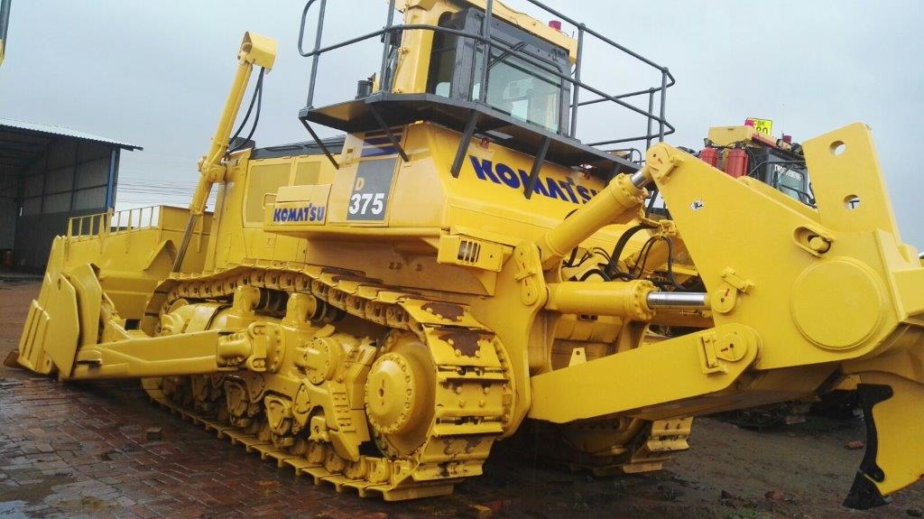 2011 KOMATSU D375 A-6 BULLDOZER, HOURS: 15000, SERIAL NUMBER: 60087 ...