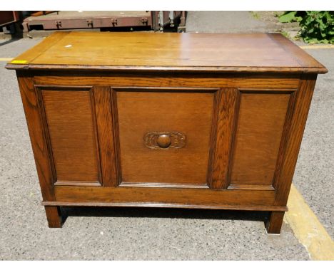 An oak trunk/coffer, 66 h x 91 w x 45cm d 